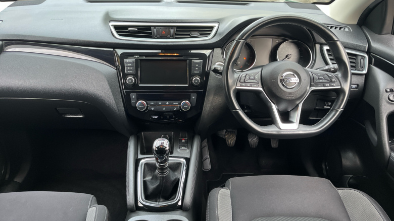 Nissan Qashqai 1.3 DiG-T N-Connecta 5dr [Glass Roof Pack] Petrol Hatchback